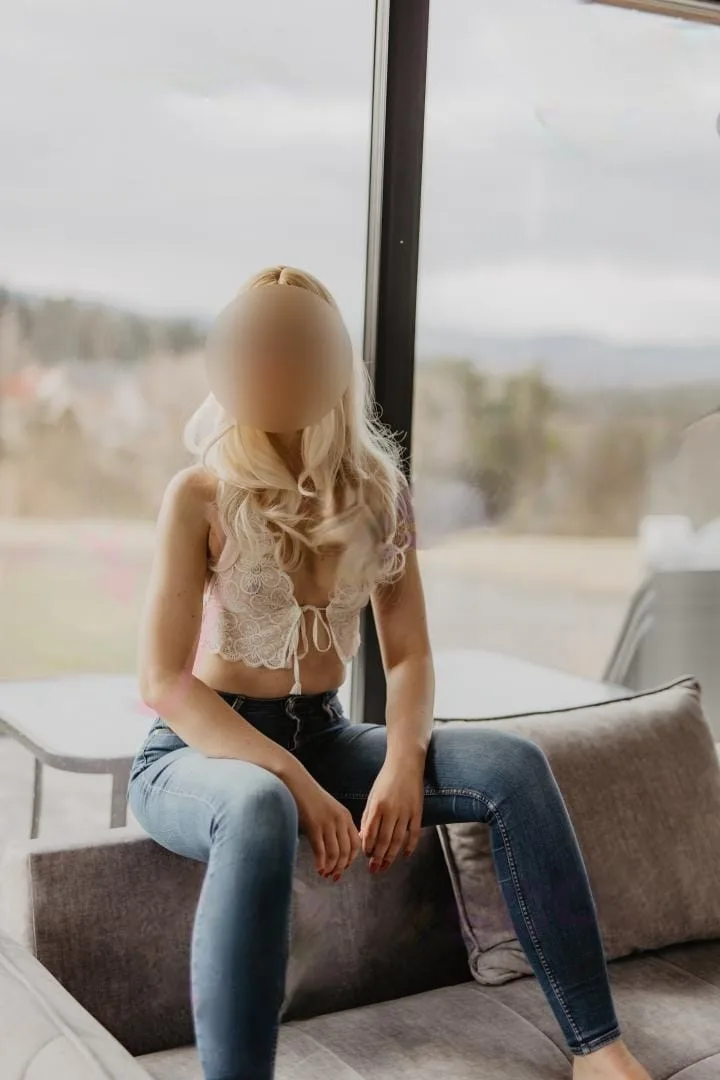 Blond w jeansach