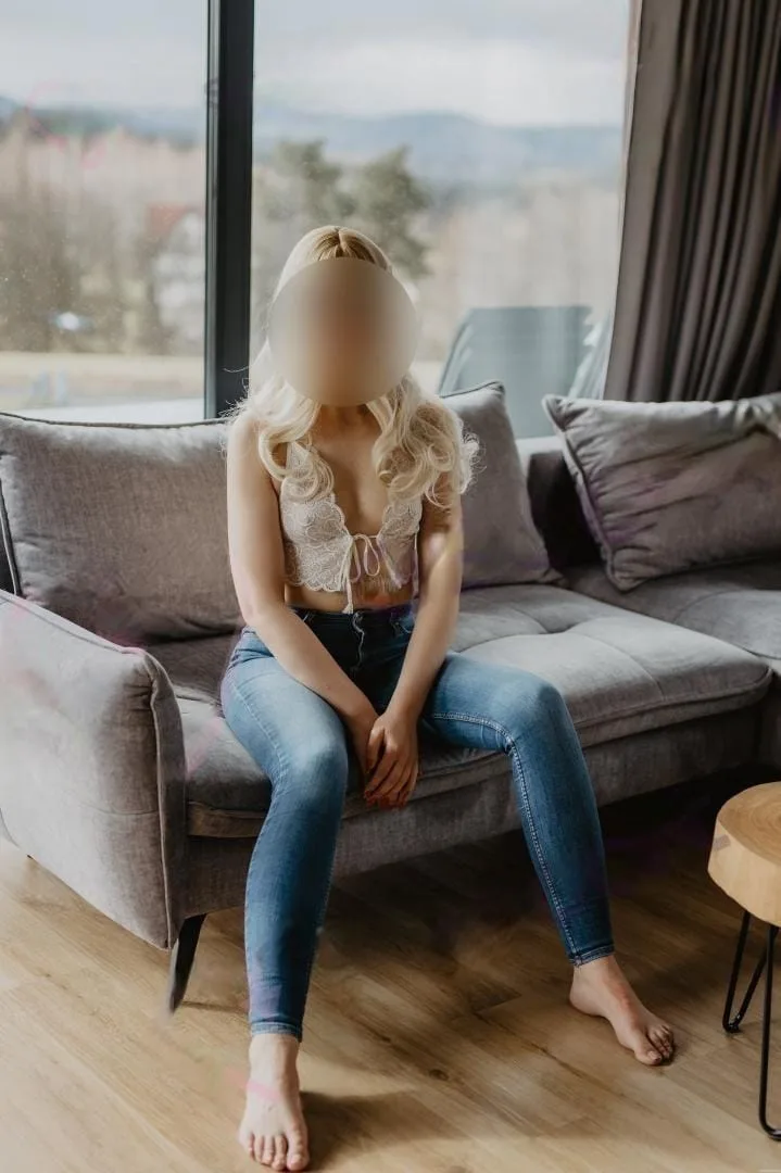 Blond w jeansach